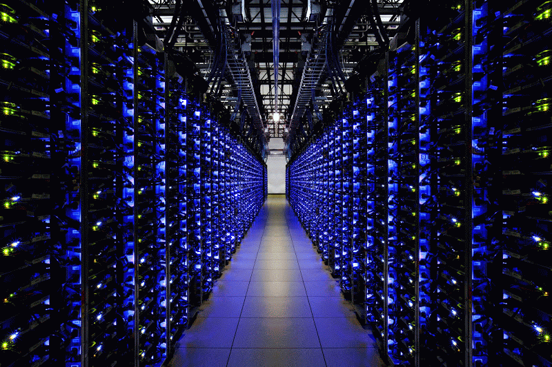 Vue d'une allée de racks serveurs dans un datacenter